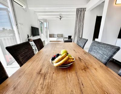 BRAČ, SUTIVAN – renovierte Zweizimmerwohnung im Zentrum, 70 m2 + 50 m2 Terrasse