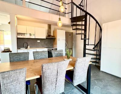 BRAČ, SUTIVAN – renovierte Zweizimmerwohnung im Zentrum, 70 m2 + 50 m2 Terrasse