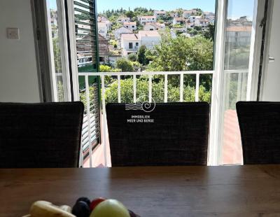 BRAČ, SUTIVAN – renovierte Zweizimmerwohnung im Zentrum, 70 m2 + 50 m2 Terrasse