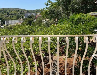 BRAČ, SUTIVAN – renovierte Zweizimmerwohnung im Zentrum, 70 m2 + 50 m2 Terrasse