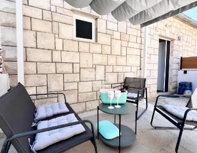 BRAČ, SUTIVAN – renovierte Zweizimmerwohnung im Zentrum, 70 m2 + 50 m2 Terrasse