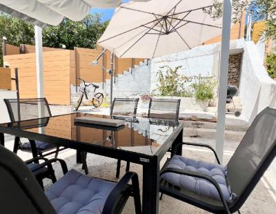 BRAČ, SUTIVAN – renovierte Zweizimmerwohnung im Zentrum, 70 m2 + 50 m2 Terrasse